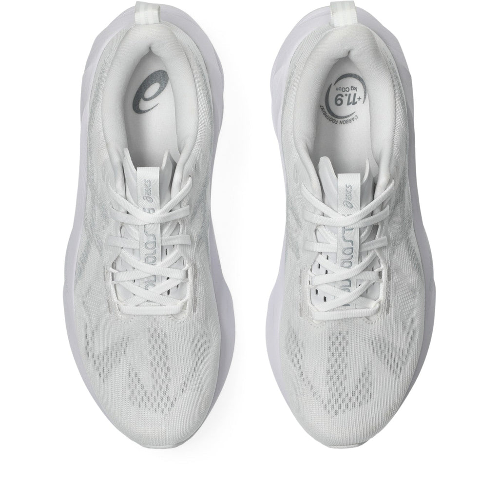 ASICS Novablast 5 Blanc-Gris / White-Piedmont Grey — vue dessus (1011B974-100)