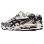 ASICS GEL-Kayano 14 Crème / Argent / Noir – paire en vue trois-quarts