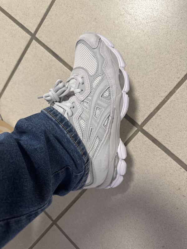 ASICS GEL-NYC unisexes – Crème / Gris nuage porté par la communauté Nexita