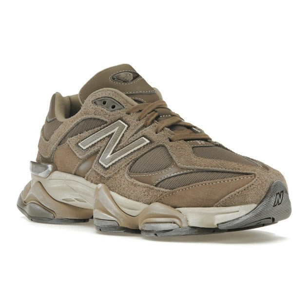 New Balance 9060 unisexe – Taupe / Beige – trois-quarts avant