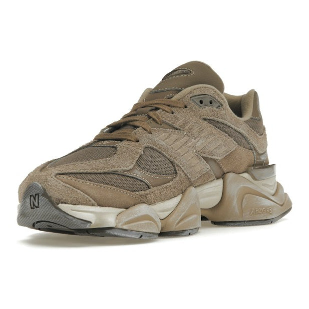 New Balance 9060 unisexe – Taupe / Beige – trois-quarts avant intérieur