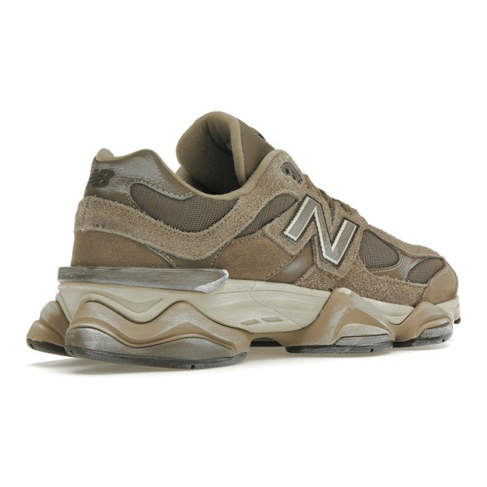 New Balance 9060 unisexe – Taupe / Beige – trois-quarts arrière extérieur