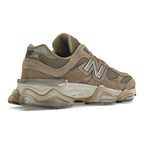 New Balance 9060 unisexe – Taupe / Beige – trois-quarts arrière extérieur
