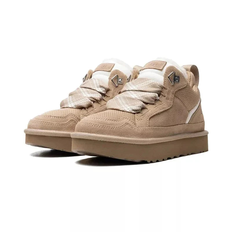 UGG Lowmel Femme – Sable & Blanc – paire trois quarts