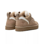 UGG Lowmel Femme – Sable & Blanc – paire arriere