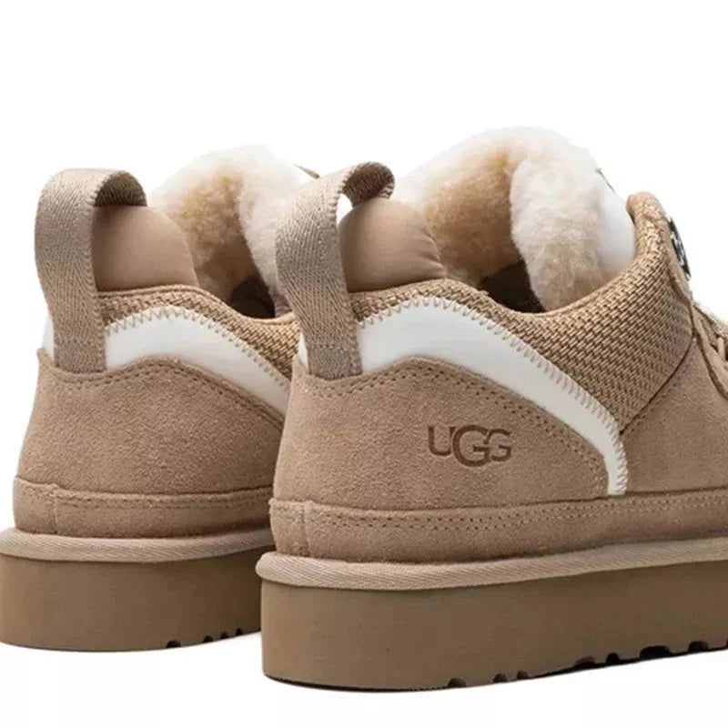UGG Lowmel Femme – Sable & Blanc – detail talon