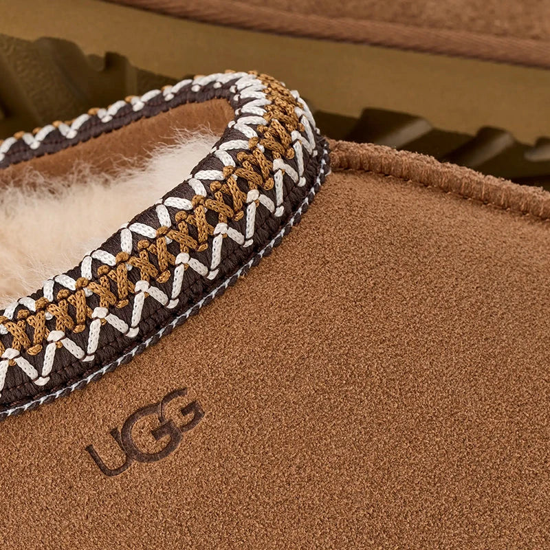 UGG Tasman II Femme – Chestnut & Beige – detail galon